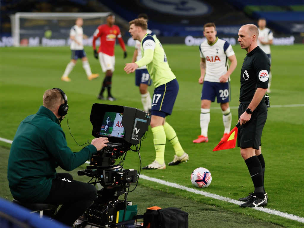 热刺新星躲过红牌争议，斯洛特巧妙点评VAR判罚